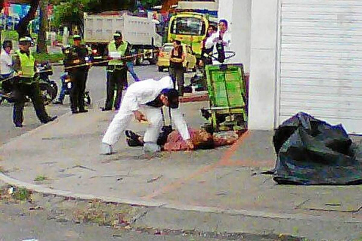 El cuerpo de la víctima quedó tendido en la esquina de la carrera 30 con Avenida Quebradaseca tras recibir ocho disparos en diferentes partes del cuerpo