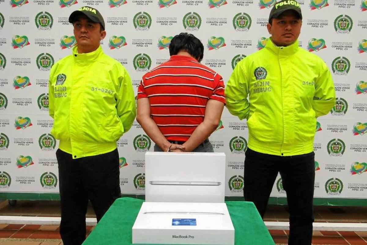 Este presunto ladrón fue sorprendido por las autoridades mientras usaba una tarjeta clonada en el Centro Comercial Parque Caracolí. (Foto: Foto suministrada / VANGUARDIA LIBERAL)