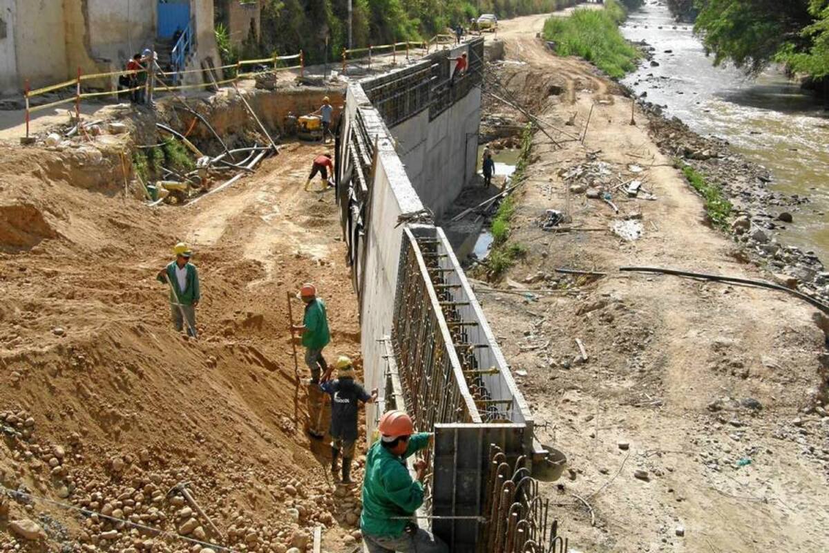 El muro de contención de 100 metros lineales está casi terminado. La continuidad de la obra está sujeta a los trabajos que hará la Gobernación en el lugar. (Foto: Sully Catherine Santos H./VANGUARDIA LIBERAL )