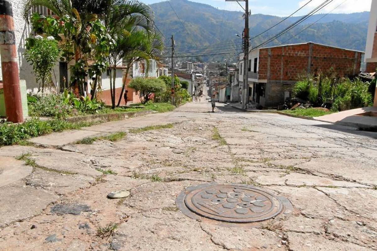 Calle octava de La Cantera, en Piedecuesta, “es un desastre” (Foto: Sully Catherine Santos H./VANGUARDIA LIBERAL)