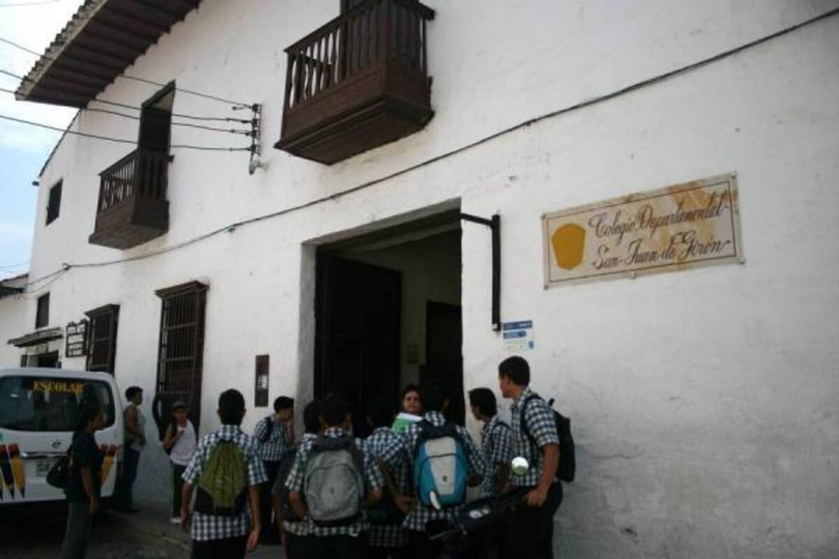 El Colegio San Juan de Girón festeja por el triunfo de sus estudiantes que se destacaron en concursos en los que compitieron colegios de Santander.(Foto: Javier Gutiérrez/VANGUARDIA LIBERAL)