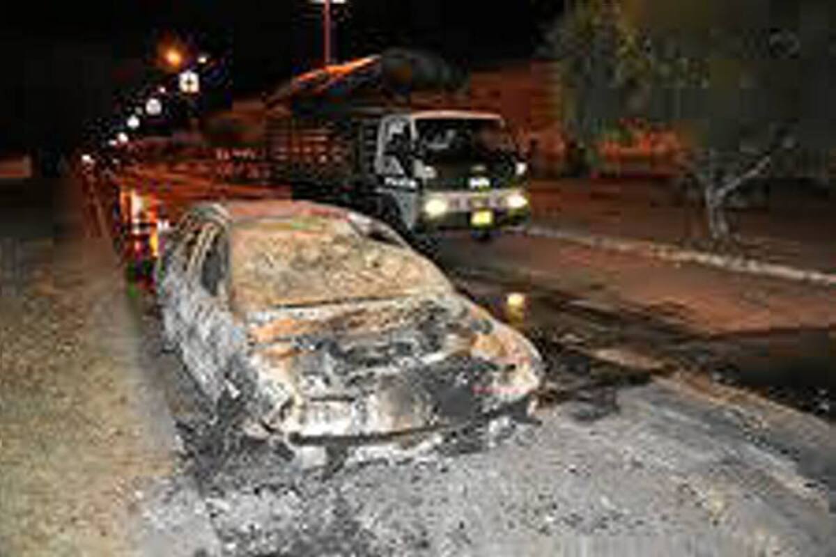 Los disturbios generados por el hallazgo del cadáver de una menor de 10 años presuntamente violada y asesinada dejaron varios carros quemados en el municipio de Codazzi, Cesar. (Foto: /VANGUARDIA VALLEDUPAR)