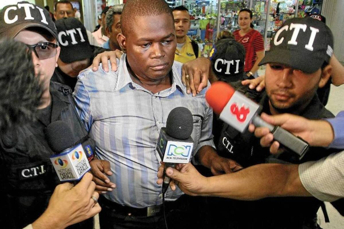 Ocho horas y media permaneció el exsenador Juan Carlos Martínez, este martes rindiendo indagatoria ante el fiscal 24 de la Unidad Antinarcóticos y de la Interdicción Marítima. (Foto: Colprensa/VANGUARDIA LIBERAL)