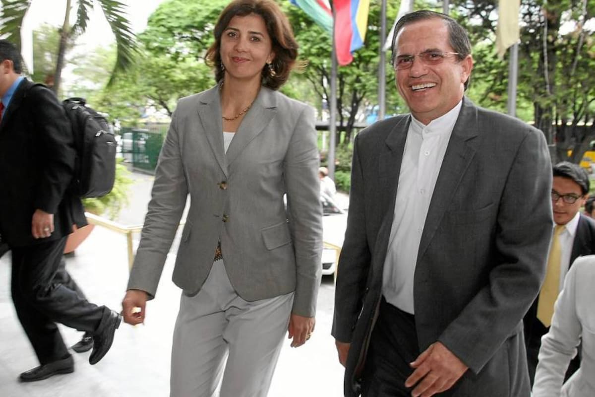 Los cancilleres de Colombia, María Ángela Holguín, y de Ecuador, Ricardo Patiño. (Foto: Colprensa/VANGUARDIA LIBERAL)