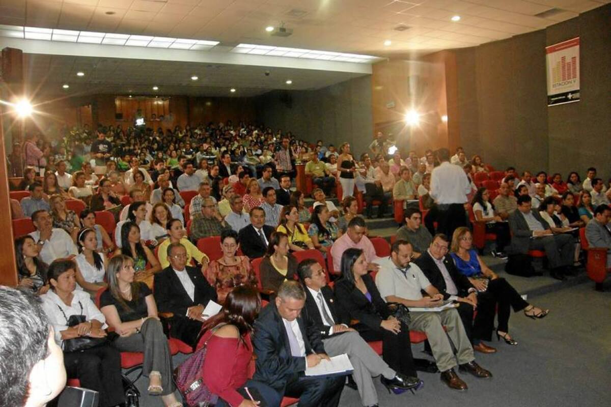 Edgar Omar Bustos A/ VANGUARDIA LIBERAL Una masiva asistencia tuvo el primer Foro Nacional del Código Electoral, donde los estudiantes y docentes de la Facultad de Derecho tuvieron un positivo ejercicio democrático (Foto: Édgar Omar Bustos A/ VANGUARDIA LIBERAL )