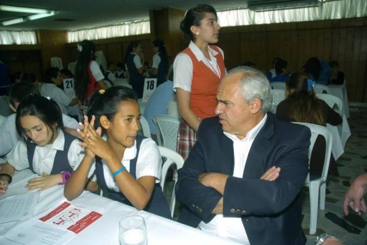 El ex presidente Ernesto Samper realizó en Bucaramanga "Café-País", un espacio para debatir los problemas de la región, en el que participaron los ciudadanos del común e incluso asistieron estudiantes de colegio.(Foto: Javier Gutiérrez /VANGUARDIA LIBERAL)