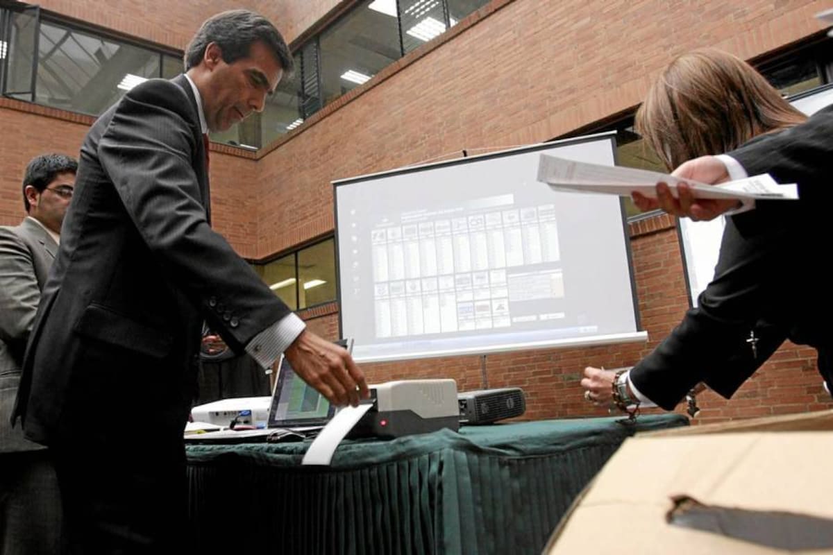 Comisión estudia modelo óptimo para implementar el voto electrónico
