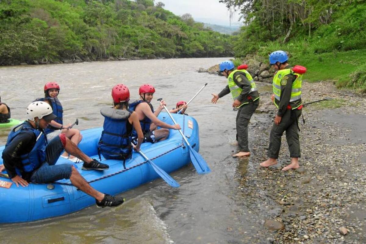 La Policía de Turismo de San Gil realizó control en el sector la draga a guías de rafting verificando el cumplimiento de la norma. (Foto: Suministrada/VANGUARDIA LIBERAL)