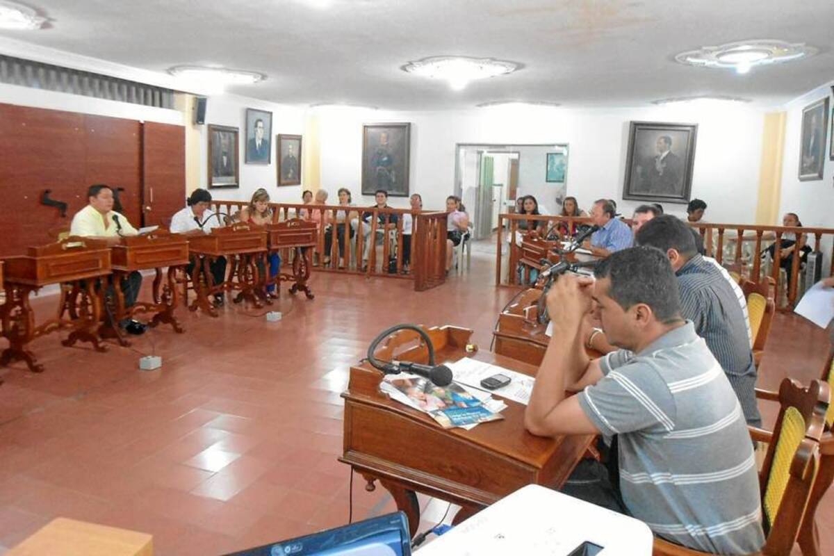 Los trece concejales de San Gil asistieron a la sesión del pasado jueves donde las mujeres que orientan La Casa de la Mujer expusieron sus inquietudes. (Foto: Nancy Acuña R. /VANGUARDIA LIBERAL)