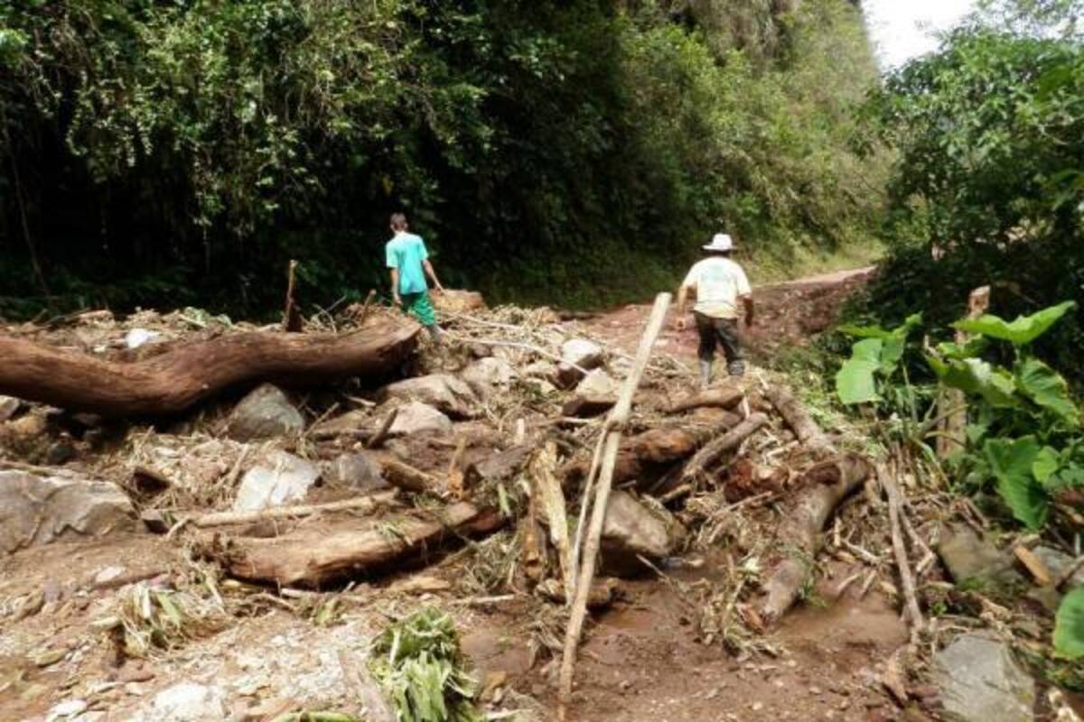 Tanto la carretera entre El Guacamayo y Contratación, así como el paso entre éste último municipio y Chima están siendo intervenidas por la Secretaría de Infraestructura, sin embargo los trabajos tomarán más tiempo, pero tanto la ambulancia, como el transporte público y particular ya pueden entrar y salir de los municipios. (Foto: Suministrada /VANGUARDIA LIBERAL)