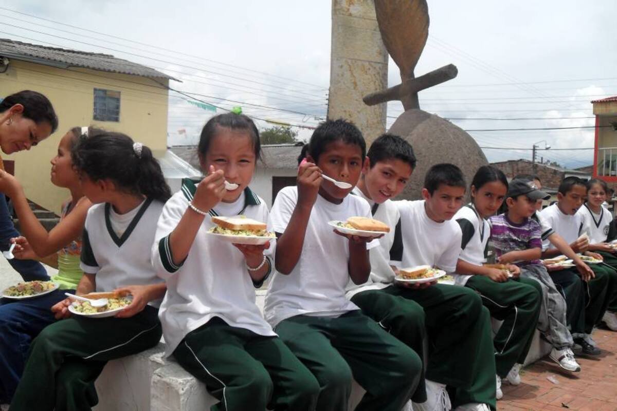 Los menores de Guavatá reciben refrigerios escolares gracias a aportes del gobierno departamental y local. (Foto: Suministrada /VANGUARDIA LIBERAL)