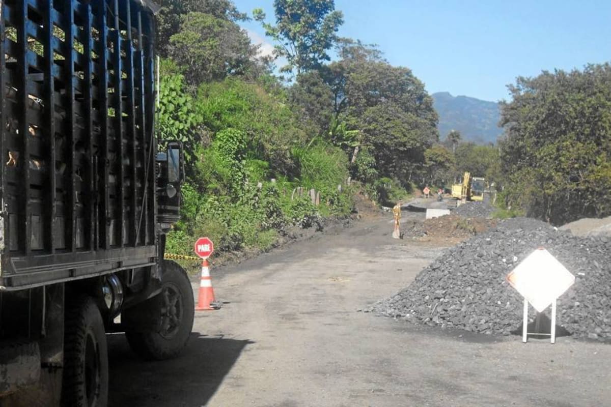 La discusión sobre la responsabilidad del deterioro de las vías urbanas de Puente Nacional por el paso de la maquinaria pesada terminó gracias a un acuerdo de las partes. (Foto: Suministrada/VANGUARDIA LIBERAL)