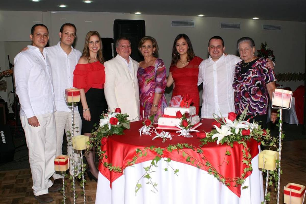 Juan Manuel Ruiz, Gustavo González, Liliana Ruiz, Carlos Manuel Ruiz, Raquel Serrano, Ana Milena Obregón, Carlos Ruiz y Marina de Serrano. (Foto: Mauricio Betancourt/VANGUARDIA LIBERAL )