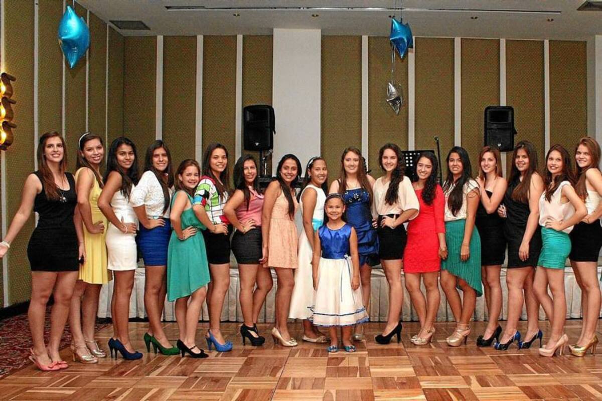 Laura Meneses, Clara Marcela Martínez, Diana Carolina Rueda, María Camila Pacheco, Ana Daniela Pinto, Paula Alejandra Galvis, Diana Carolina Castro, Valentina Ospina, María Camila Medina, María Fernanda Medina, Ángela María Medina, Catalina Silva, Valeria Alzate, Daniela Tarazona, Gabriela Nazar, Gabriela Ruiz, Gabriela Ibáñez, Silvia Soto, Hilary Olaya, Paula Domínguez y Laura Cortez. (Foto: Mauricio Betancourt / VANGUARDIA LIBERAL)