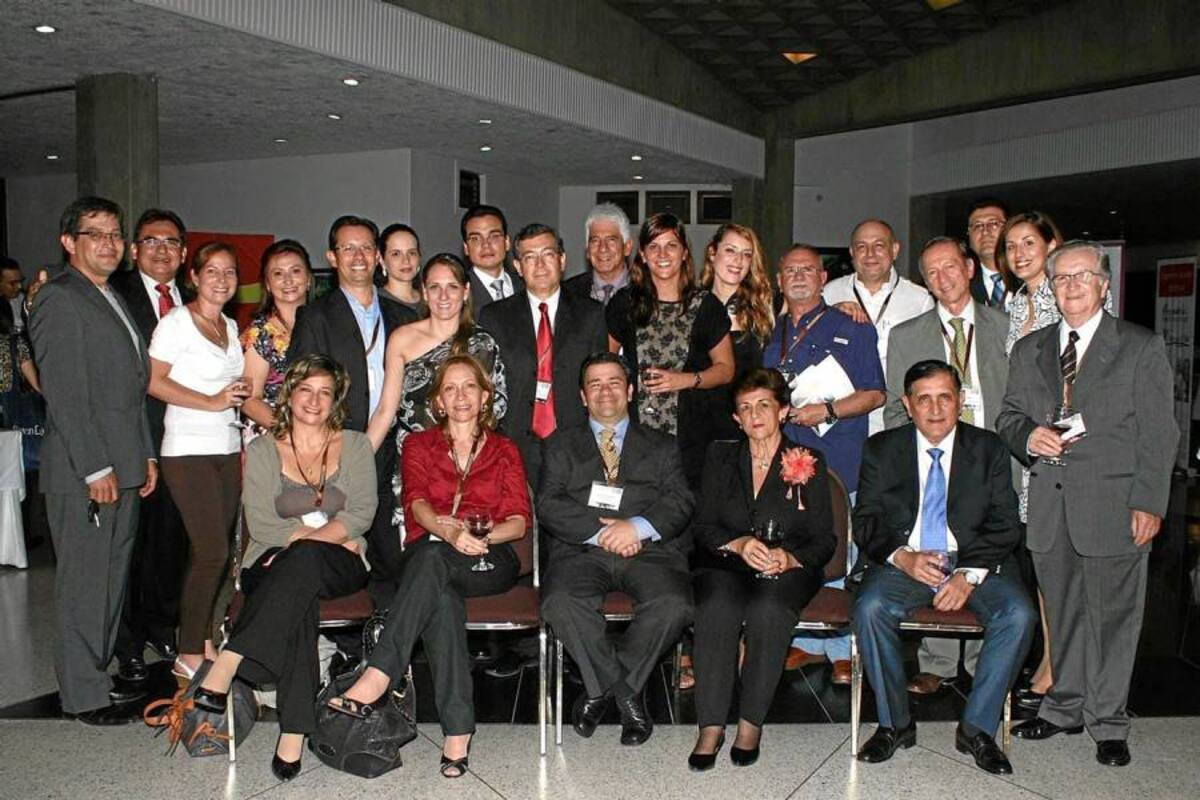Ivonne Díaz, Claudia Santarelli, Juan Diego Villegas, Teresa de Rueda, Alfonzo Arias, Nelson Aguilar, Jorge Ardila, Carol Rueda, Mónica Andrea Beltrán, Carlos Riaño, Patricia Liévano, Catalina Valencia, Sergio Alvernia, Gustavo Mendieta, María Goya, Verónica Fernández, Óscar Gómez, Alberto Sosa, Jorge Vargas Cuberos, Hermes Jaimes, Hernando Solano, Luz Ángela Gutiérrez Sánchez y Eduardo Rueda. (Foto: Mauricio Betancourt / VANGUARDIA LIBERAL)