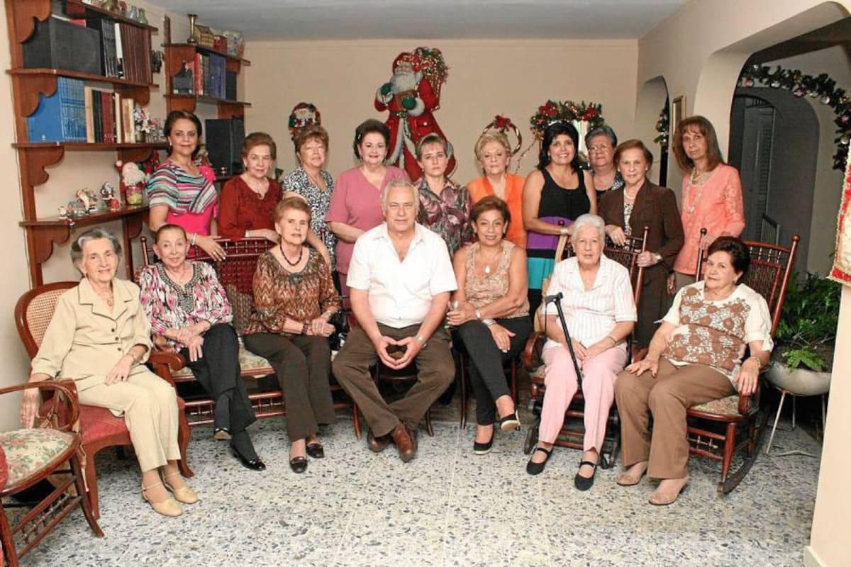 Natalia Ramírez de Gómez, Isabel Gómez de Clausen, María del Teresa Estrada de Villamizar, Eduardo Sandoval, Olga Sandoval, Isabel Marciales de Díaz, Martha Navarro de Chacón, Laura Patricia Báez Puentes, Andelina Gavassa, Hilda Lucía Trillos, Luisa Amelia Sandoval de Gómez, Gelga Erika Dussán, Fanny Gavassa, Claudia Hellal, Clemencia de González, Inés Remolina y Susana Gómez. (Foto: Mauricio Betancourt / VANGUARDIA LIBERAL)