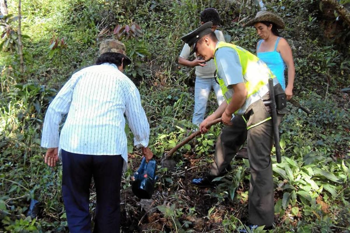 La Policía Ambiental acudió al llamado de la comunidad del lago y con motivo de la celebración del día internacional de los humedales realizaron una siembra de árboles nativos en este nacimiento de agua. (Foto: Suministrada /VANGUARDIA LIBERAL)