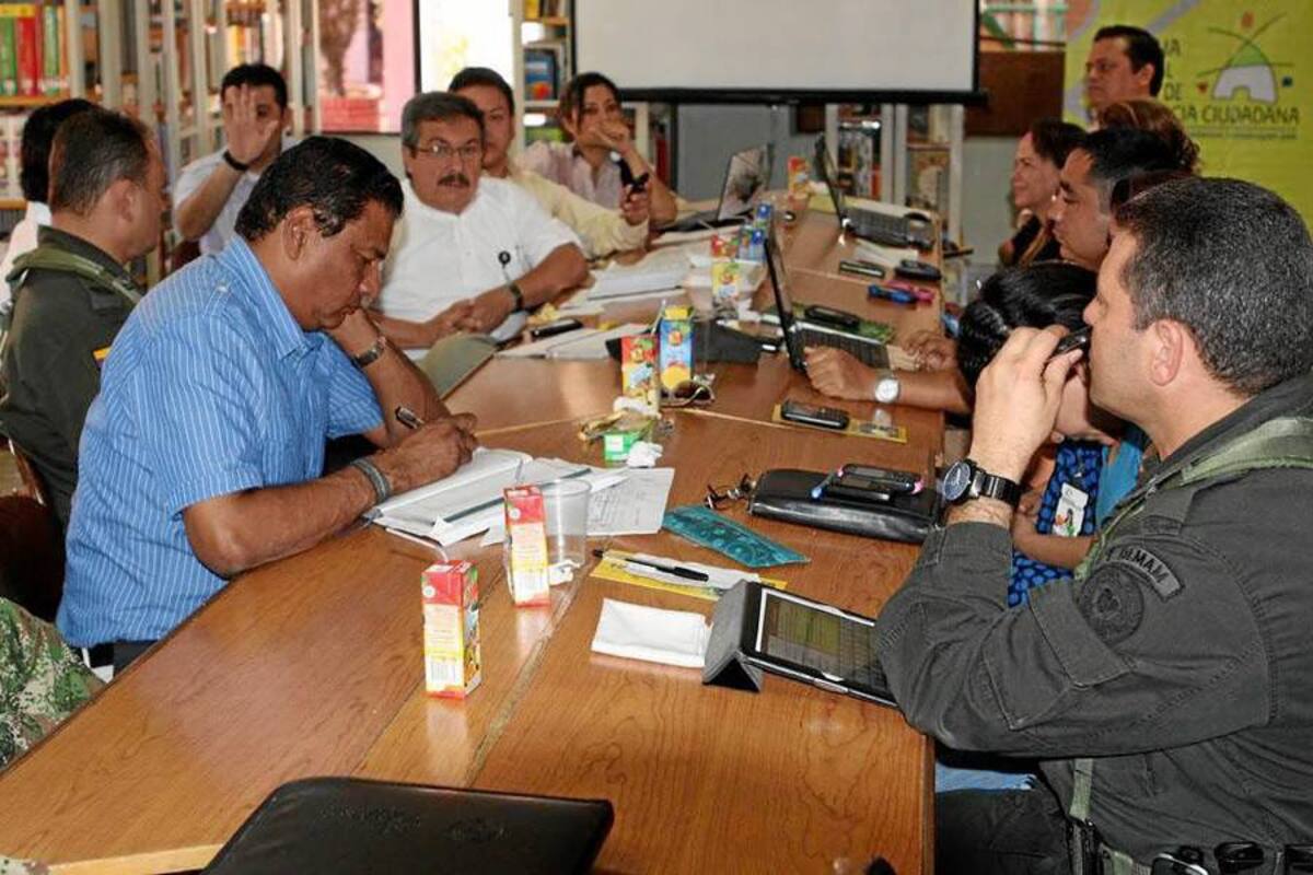 En un consejo de seguridad a puerta cerrada, las autoridades municipales, militares y policiales, junto con los representantes de la comuna Cinco de la ciudad, debatieron los hechos de orden público de las últimas semanas en la ciudad. (Foto: Suministrada/ VANGUARDIA LIBERAL)