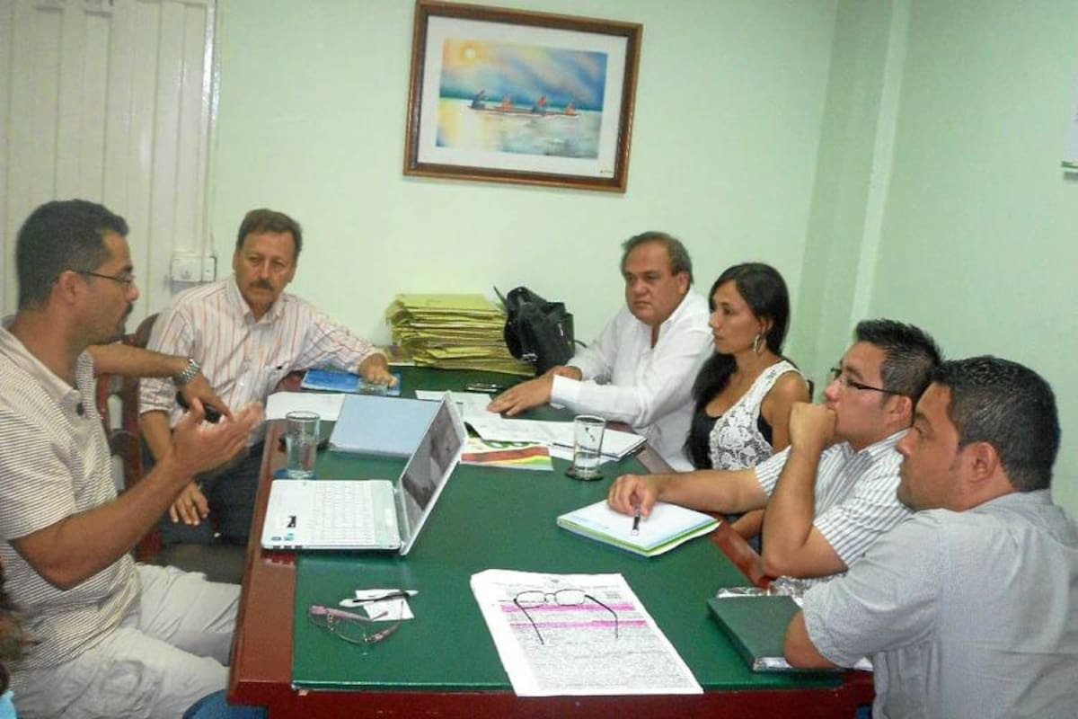 Representantes de la Gobernación de Santander, el Inderba y la empresa contratista, firmaron el acta de inicio para arrancar las labores de demolición de la estructura del viejo estadio Daniel Villa Zapata. (Foto: Suministrada/VANGUARDIA LIBERAL)