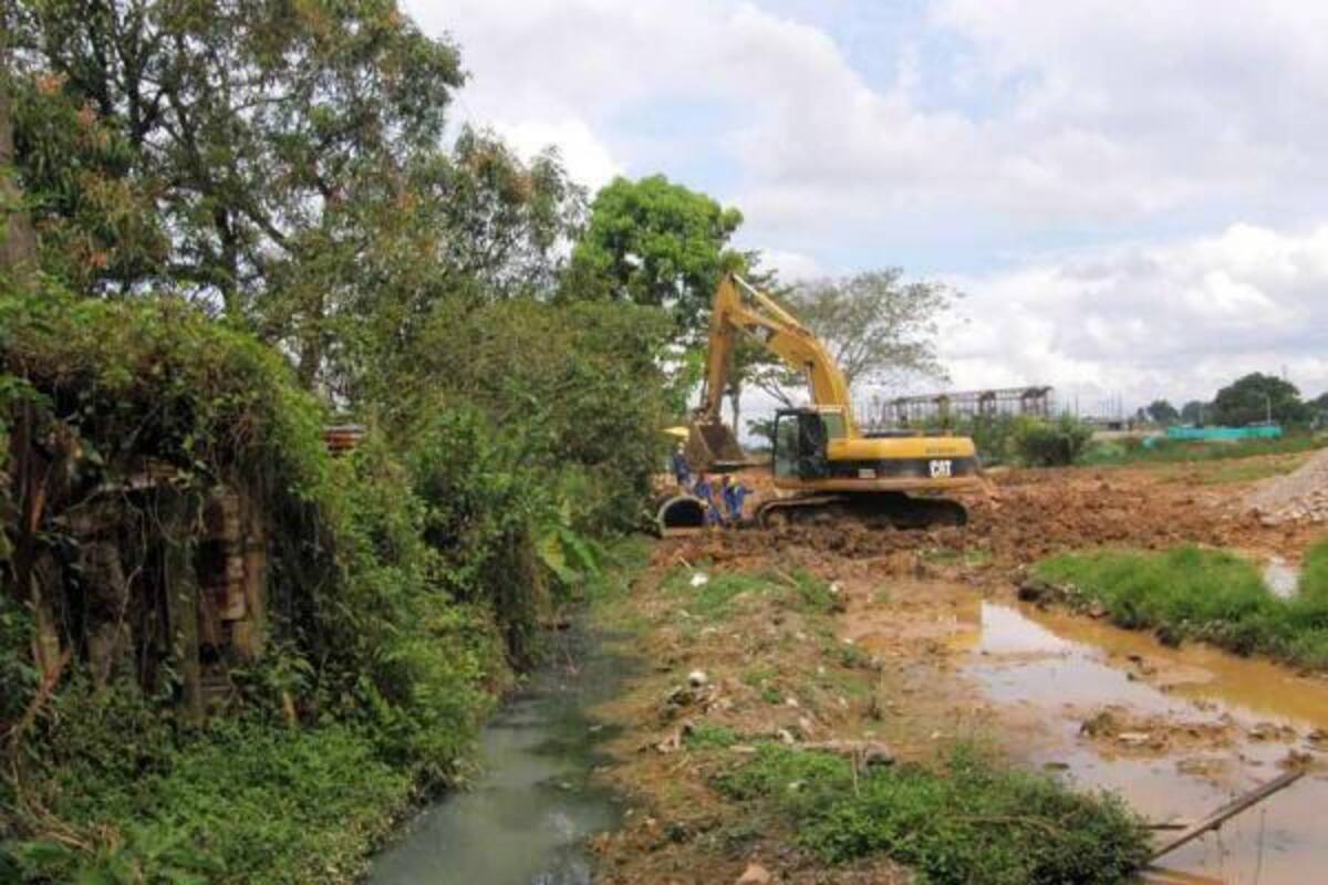 Por no contar con un sistema de alcantarillado sanitario, algunos habitantes del sector Belén deben arrojar sus aguas residuales a la parte trasera de su casa.(Foto: Edgar Pernett/VANGUARDIA LIBERAL)