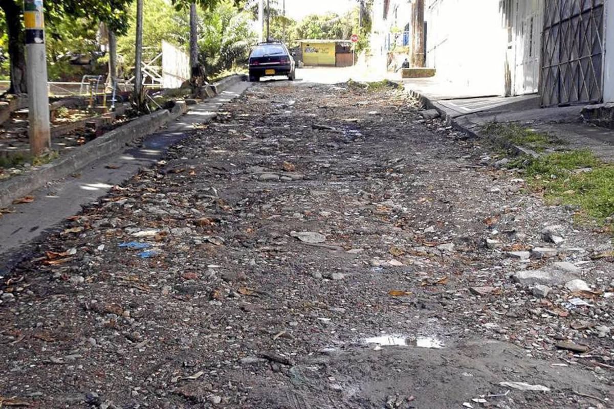 Cada vez es más difícil para conductores de carros y motocicletas transitar por la calle 75 del barrio Cortijillo. Esta calle también es parte de la ruta que deben cumplir las busetas. (Foto: Edgar Pernett/VANGUARDIA LIBERAL)