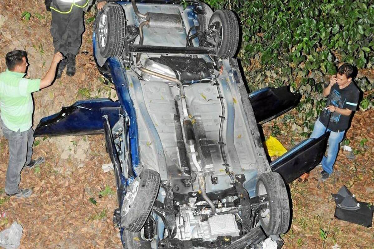 Así fue como quedó la camioneta Chevrolet, modelo 2013, tras volcamiento entre la vía Bucaramanga y Barrancabermeja. (Foto: Javier Alvarado/VANGUARDIA LIBERAL )