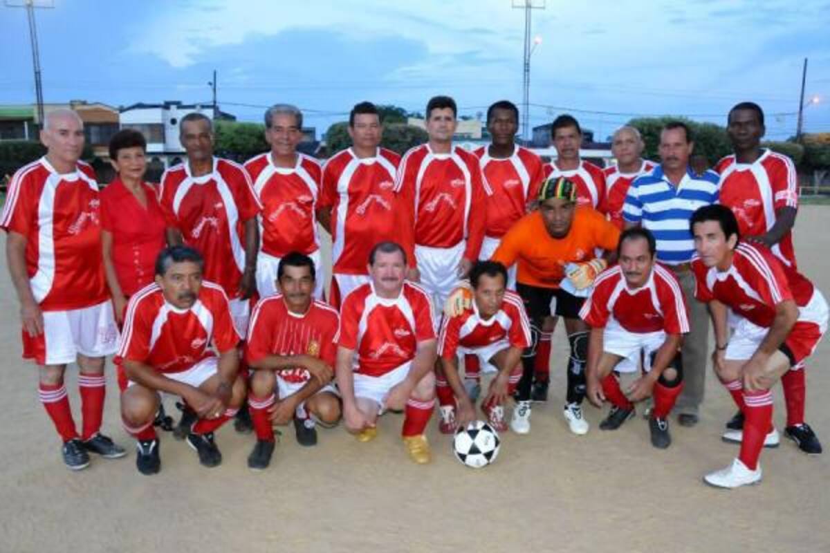 El equipo de La Profe es el flamante campeón del torneo de veteranos en La Floresta.(Foto: Ricardo Pérez Romero/VANGUARDIA LIBERAL)