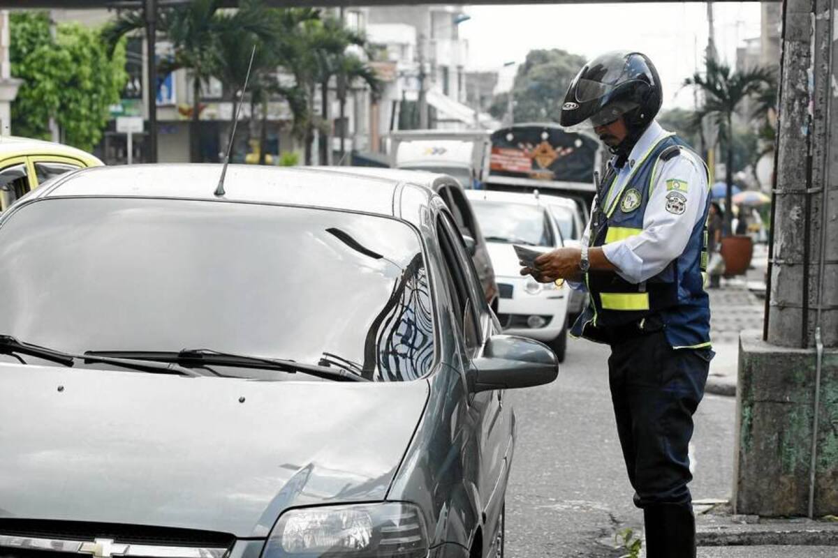 Durante los últimos días las autoridades de Tránsito han intensificado los operativos de control en diferentes puntos de la ciudad. Pese a los pocos alféreces que prestan servicio en las vías de la capital santandereana, al día elaboran un promedio de 132,5 multas. (Foto: César Flórez / VANGUARDIA LIBERAL)