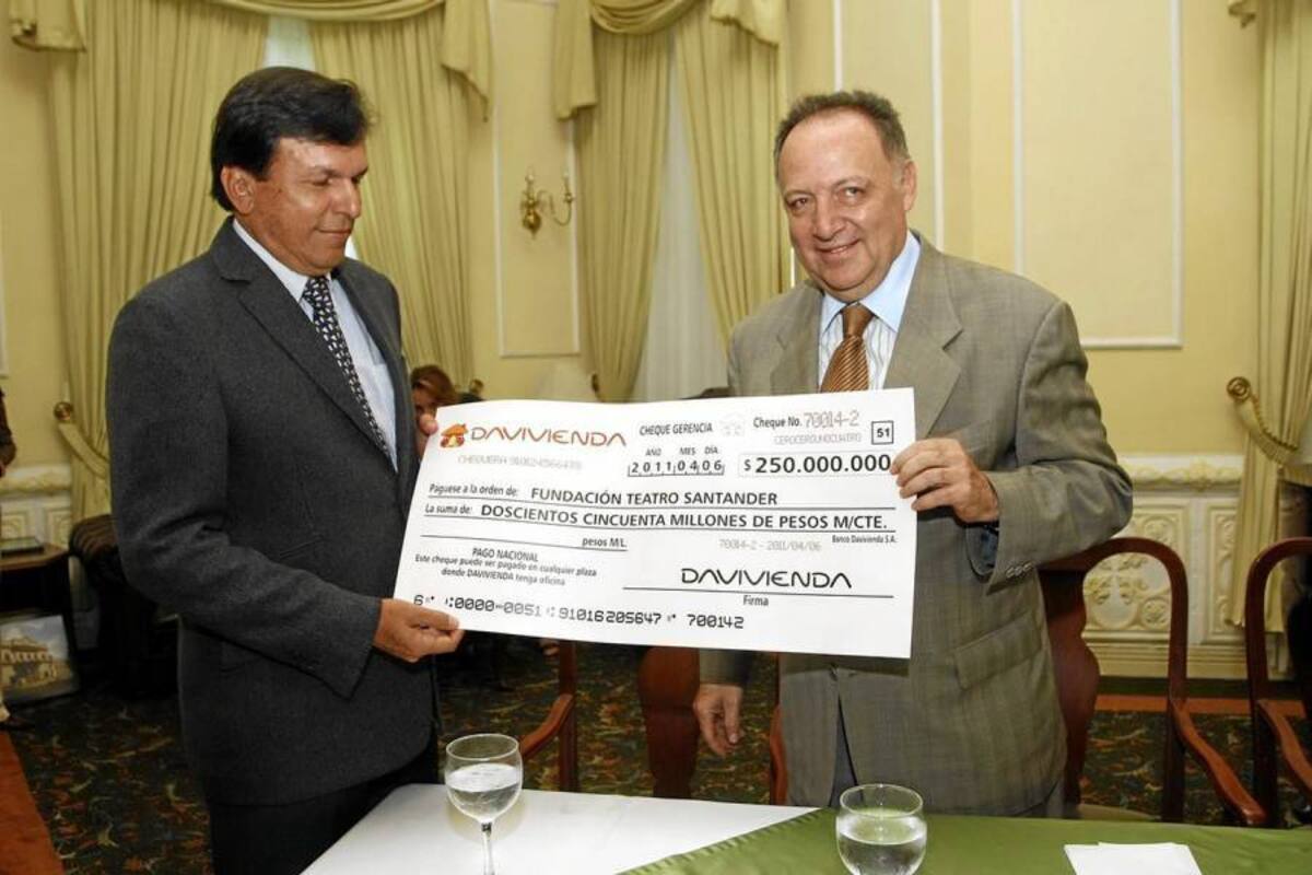 La obra de restauración del Teatro Santander ha contado con valiosas ayudas de la empresa privada. Hoy recordamos el aporte de $250 millones que hiciera hace algunos meses Davivienda, en cabeza de su presidente, Efraín Forero. La donación la recibió Rafael Marín Valencia, presidente del Consejo Directivo de la Fundación que lidera este importante proyecto. (Foto: César Flórez/VANGUARDIA LIBERAL)
