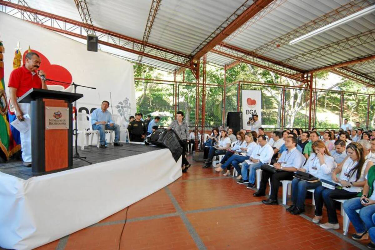 José Mendivelso, líder popular del barrio Morrorrico, expuso ante el vecindario y ante los miembros del gabinete del alcalde, Luis Francisco Bohórquez Pedraza, los principales problemas que aquejan a la Comuna 14. Tras una enérgica intervención, le solicitó al Mandatario Local mayor presencia social en esta zona oriental de la meseta. (Foto: Foto: Jaime Del Río Quiroga / VANGUARDIA LIBERAL)