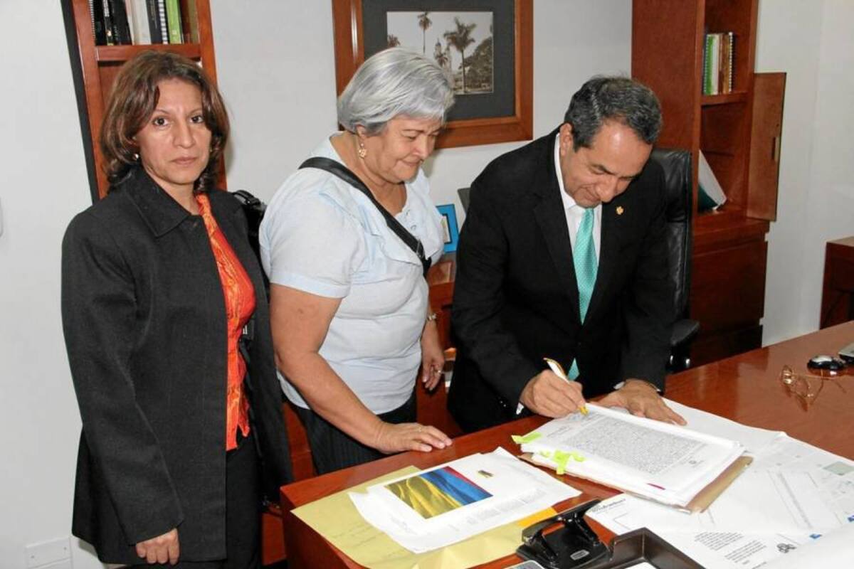 El convenio fue suscrito entre la directora regional de la Asociación de Familiares Detenidos Desaparecidos de Santander, Aura María Díaz, y Carlos Ibáñez Muñoz, Secretario del Interior. (Foto: Suministrada / VANGUARDIA LIBERAL)