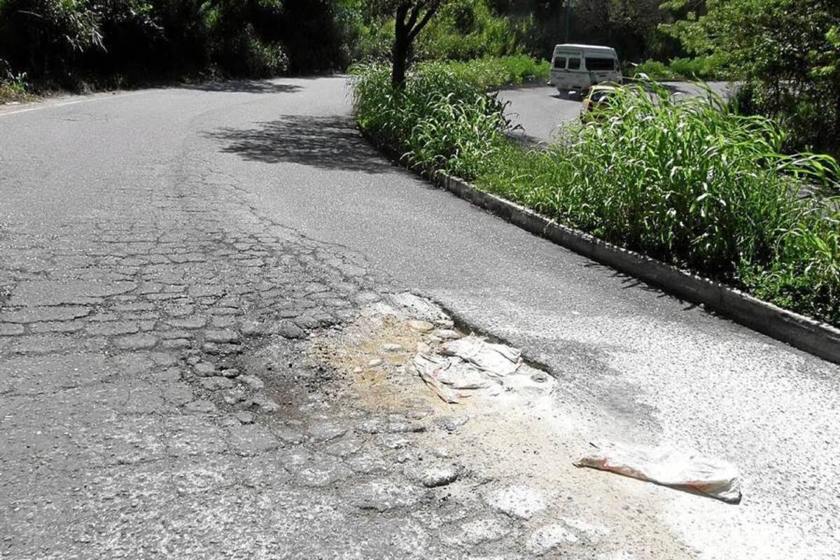 Los huecos han aportado, en gran número, a la estadística de accidentalidad en Bucaramanga. En lo que va corrido del año, nada más en la comuna de La Ciudadela, se han registrado 42 accidentes; dos de ellos con víctimas fatales. (Foto: Javier Gutiérrez/VANGUARDIA LIBERAL)