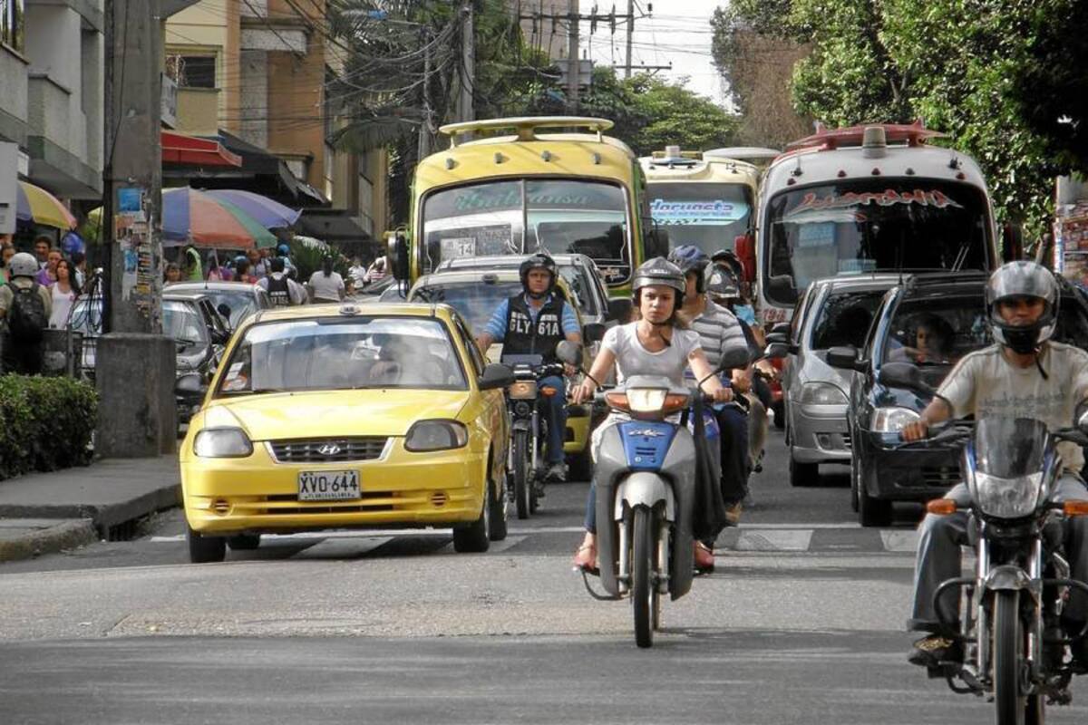 Todo parece indicar que se van a seguir presentando los trancones por la Carrera 33. El Área Metropolitana de Bucaramanga confirmó que este corredor vial será compartido por Metrolínea y los buses convencionales. (Foto: Jaime del Río / VANGUARDIA LIBERAL)