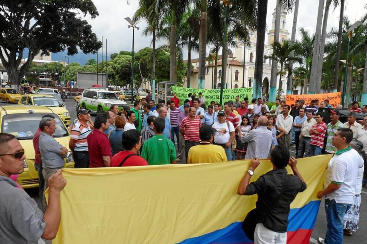 A menos de una semana para que inicie la Fase II de Metrolínea, según el cronograma previsto, transportadores y sindicalistas protestaron frente a la Alcaldía por las rutas convencionales. (Foto: Nelson Díaz / VANGUARDIA LIBERAL)