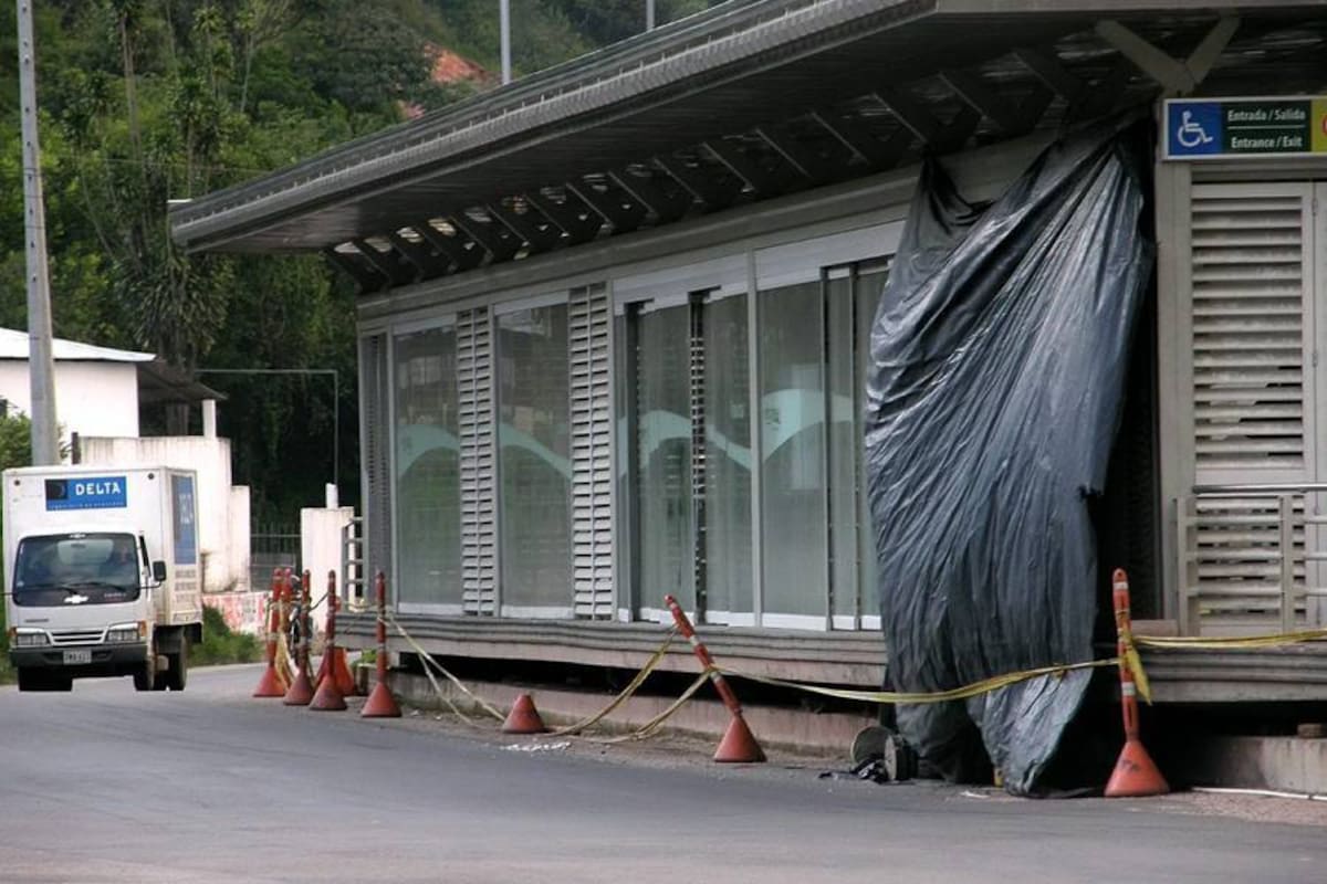 La Estación de Palmichal (UPB) tiene un plástico para proteger la obra de un proyecto de infraestructura cercano. En ésta, como en casi todas las estructuras, hay problemas de aseo. (Foto: Javier Gutiérrez / VANGUARDIA LIBERAL)