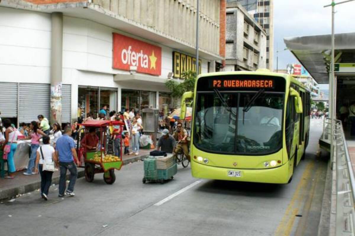 A falta de carros particulares, taxis y de una estricta vigilancia, las calzadas de la carrera 15 están invadidas de ventas ambulantes. (Foto: Foto: Jaime Del Río / VANGUARDIA LIBERAL)