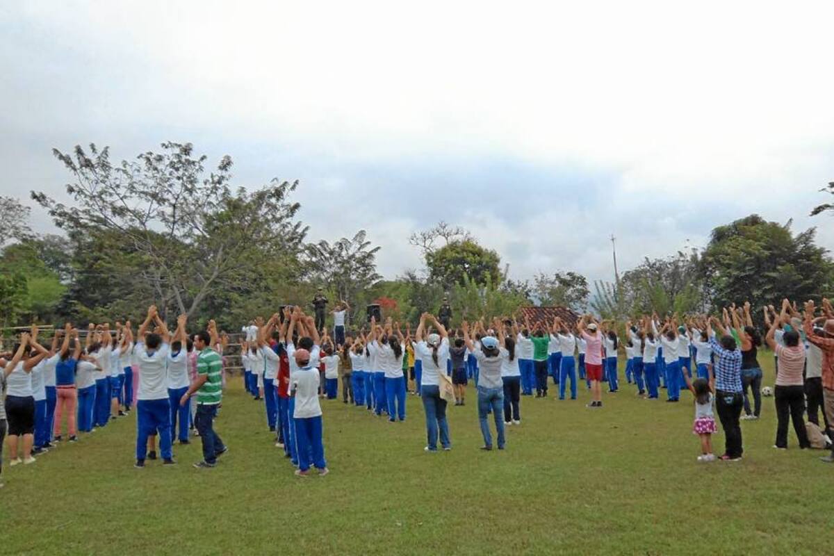 Aspectos de la jornada de integración deportiva que se realizó en la cancha de fútbol de Simacota, por parte de la comunidad educativa del Colegio Santa Ana de Flores. (Foto: Suministrada/VANGUARDIA LIBERAL)