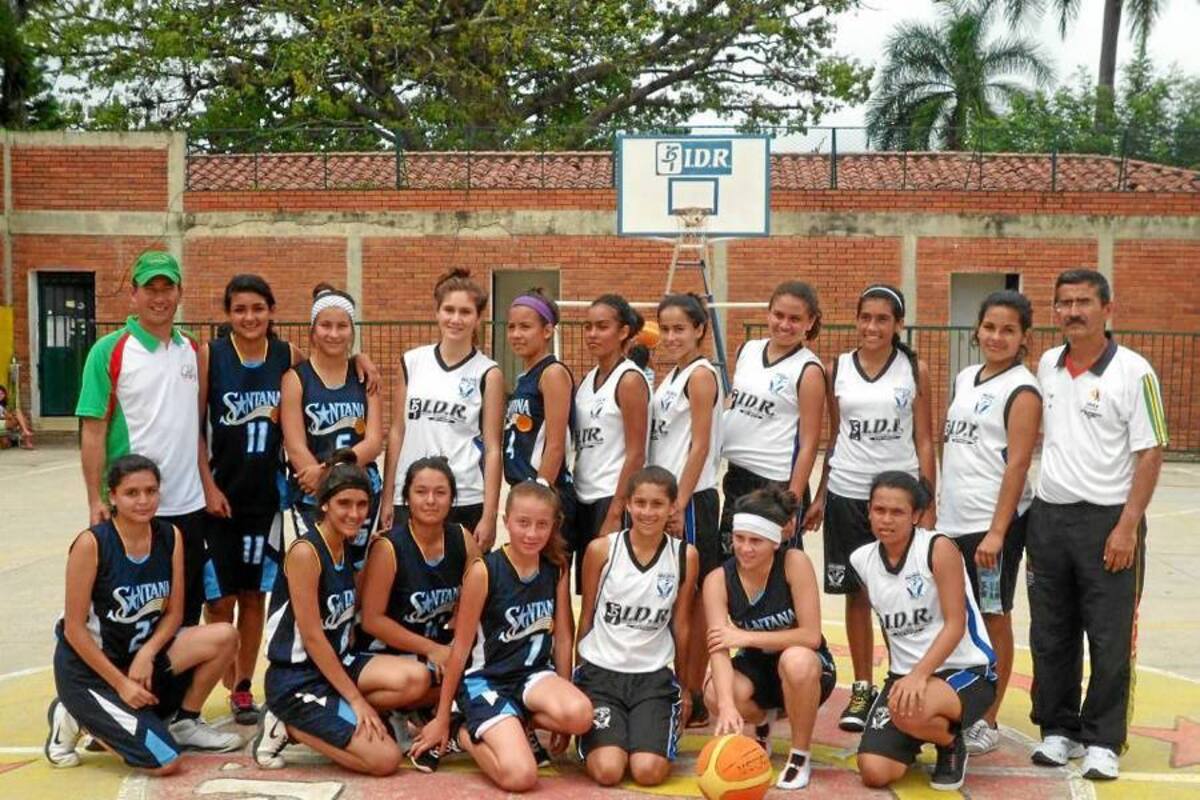 El director del Instituto de Deporte y Recreación del Socorro resaltó el trabajo de baloncesto que ha desarrollado el entrenador Ricardo Pinzón junto con el profesor Gabriel Valencia, desde hace 4 años, con el equipo del Colegio Avelina Moreno. (Foto: Suministrada/VANGUARDIA LIBERAL)