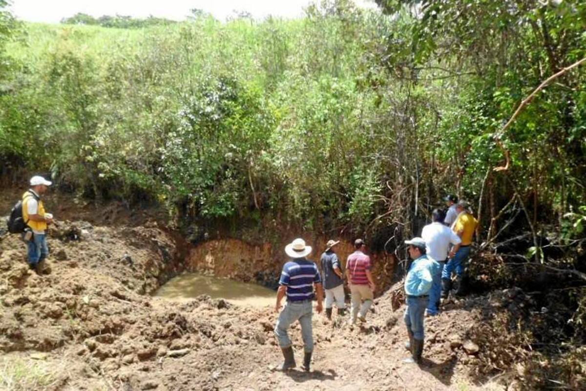 Aspectos de visitas previas a los sitios de afectación, realizadas por los organismos a cargo de la sensibilización al gremio caficultor, en compañía de veedores ciudadanos del Socorro. (Foto: Suministrada/VANGUARDIA LIBERAL)
