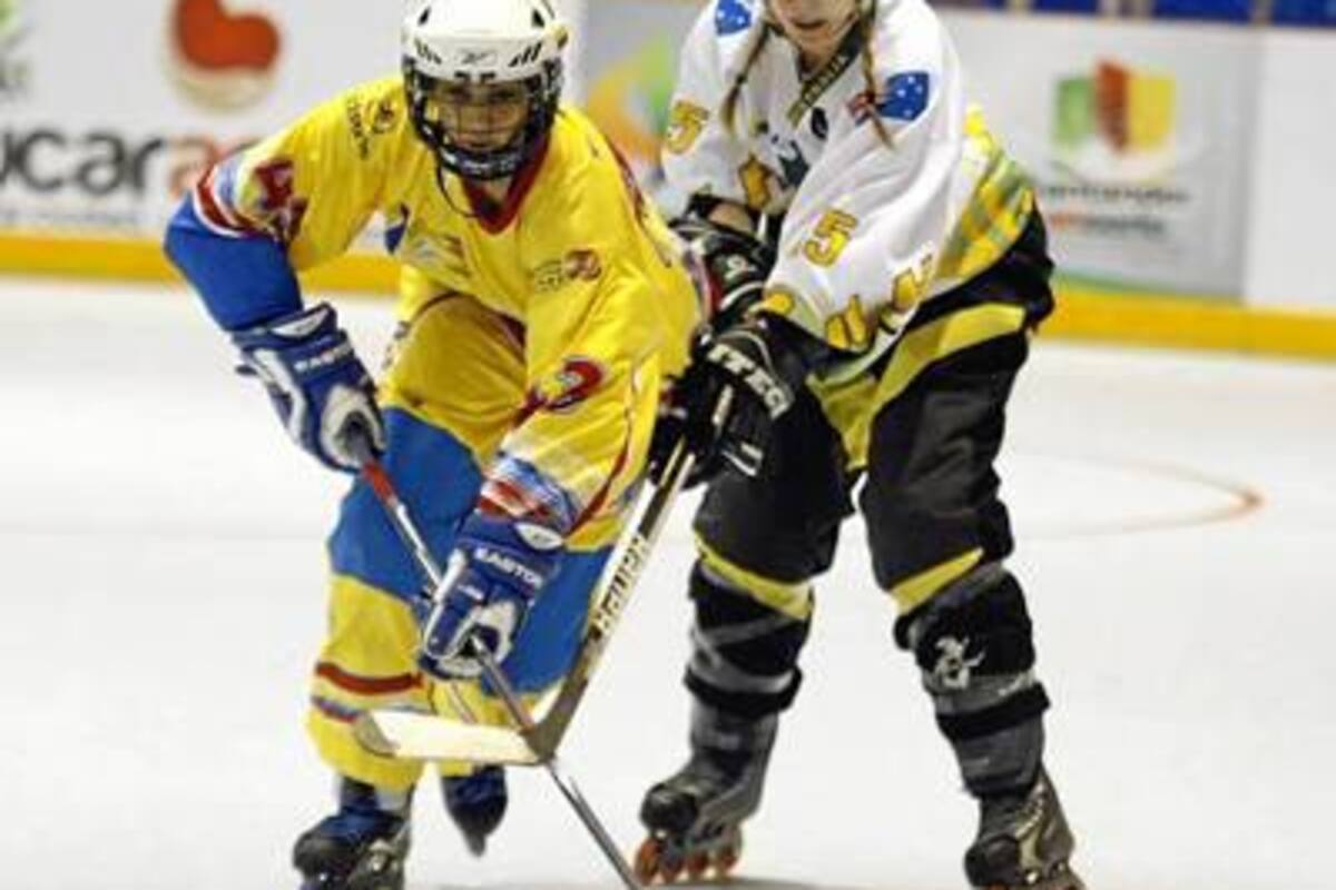 La selección femenina de Colombia también celebró ayer en el Mundial de Hockey en línea, tras vencer a Australia por 3 – 1, el primer gol del partido y del equipo nacional lo anotó Lizbeth Mira Quintero, quien en la gráfica disputa el disco con una jugadora del equipo oceánico. (Foto: César Flórez / VANGUARDIA LIBERAL)