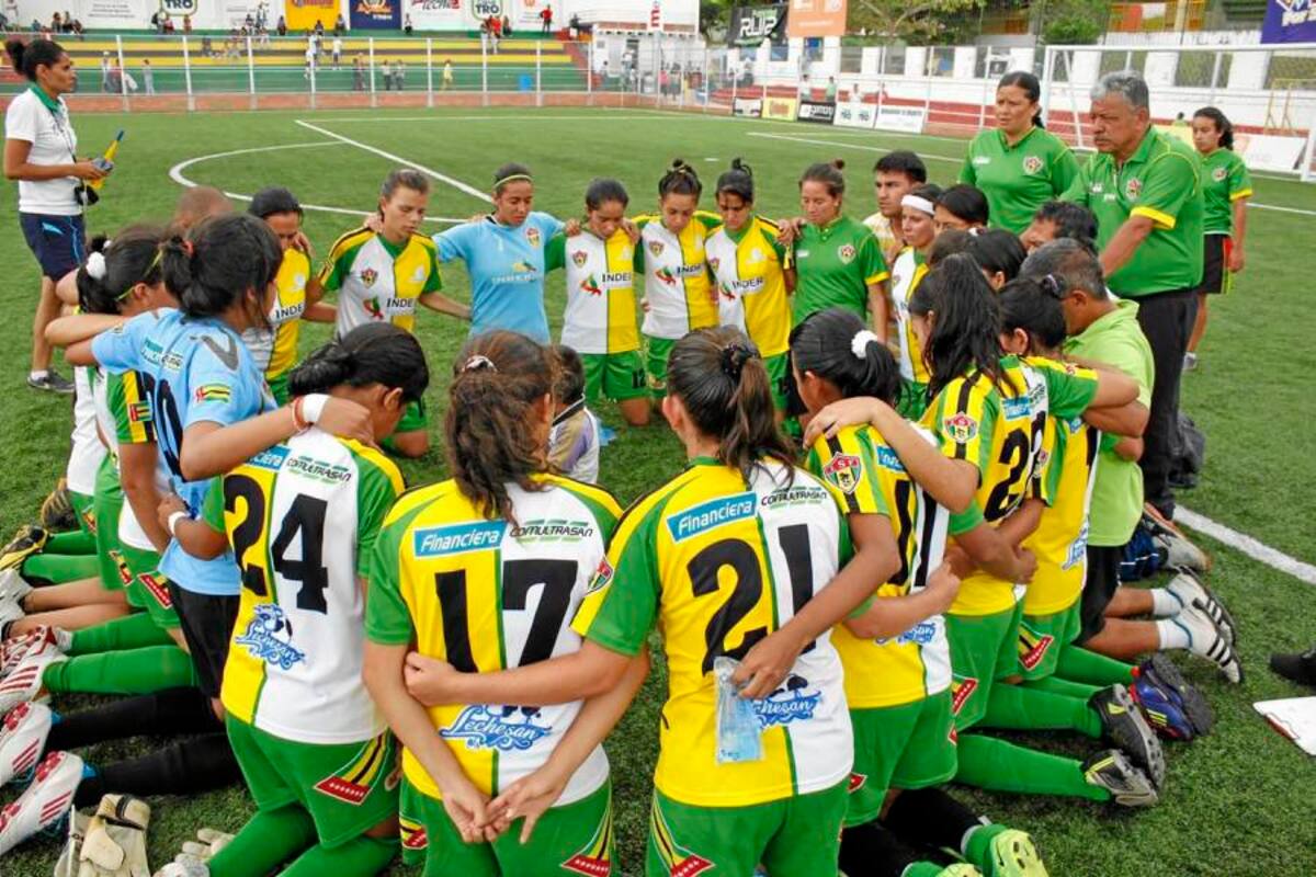 La selección Santander femenina cumplió con su primer objetivo: clasificar a la final del Campeonato Nacional femenino de fútbol. Ahora irá por el segundo propósito: clasificar a los Juegos Nacionales. (Foto: Nelson Díaz / VANGUARDIA LIBERAL)