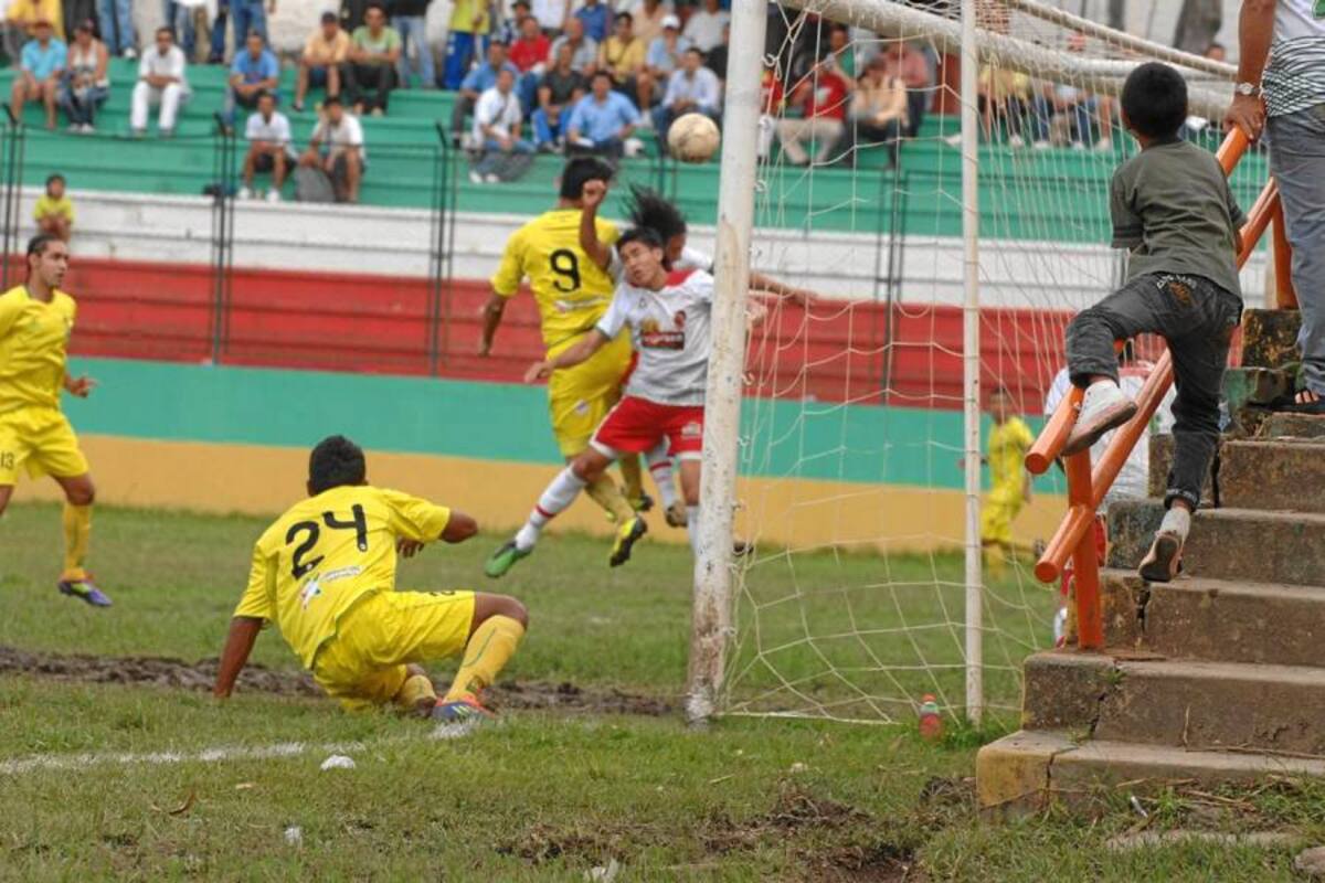 El delantero Marlon Díaz (9) marcó de cabeza los dos goles del triunfo de Atlético Bucaramanga 2 – 0 sobre Real Piedecuesta en la final del tradicional Torneo Hexagonal de Villaconcha. (Foto: Jaime Del Río / VANGUARDIA LIBERAL)