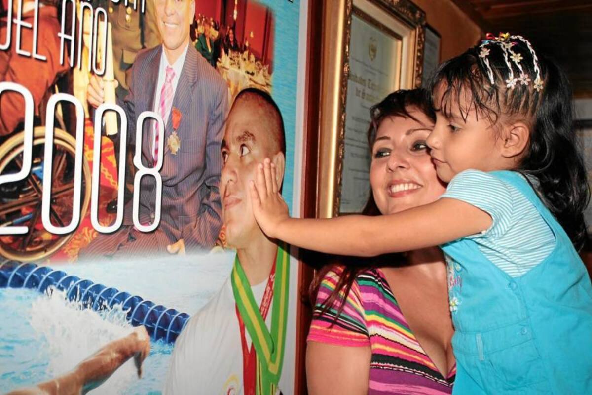 Anabel Tarazona e Isabella, esposa e hija del medallista paralímpico de Colombia, compartieron con Vanguardia Liberal durante la final de los 100 metros pecho en la que Moisés Fuentes logró su segunda medalla, la tercera en la historia de nuestro país en estas justas. (Foto: Javier Gutiérrez / VANGUARDIA LIBERAL )