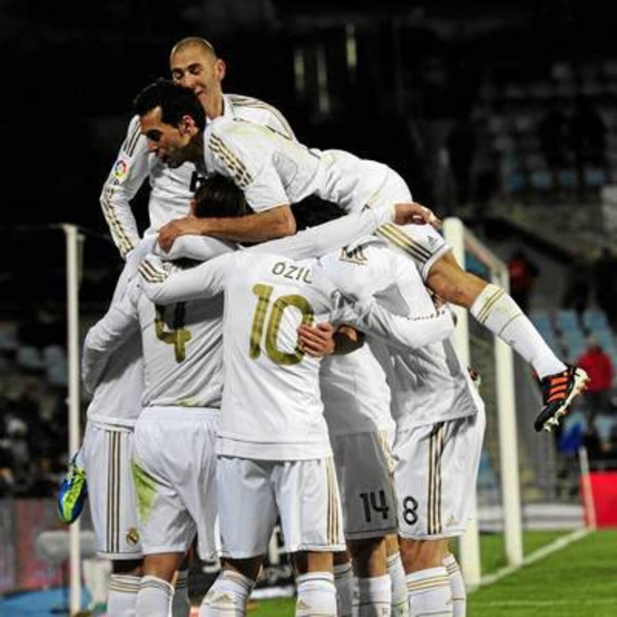 Real Madrid sigue celebrando. Un gol de Sergio Ramos le permitió al conjunto blanco hacerse con los tres puntos en su visita al Getafe, y de paso mantener la diferencia de siete puntos sobre el Barcelona en la Liga Ibérica. (Foto: AFP / VANGUARDIA LIBERAL)