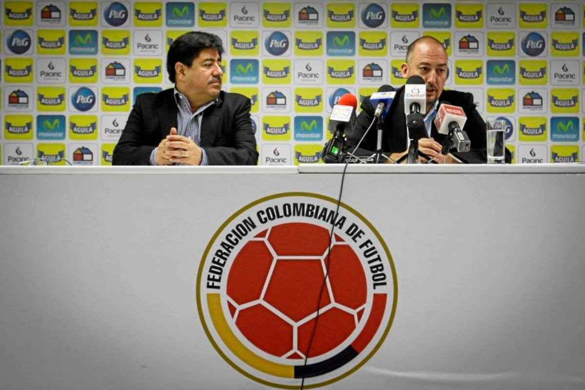 El español Jaime Yarza (der.), director de Futsal de la Fifa; junto con el presidente de la Federación Colombiana de Fútbol, Luis Bedoya; habló en Bogotá, sin dar mayores detalles, sobre el balance de la visita de los emisarios de la máxima rectora del fútbol mundial a los escenarios que presentó el país para ser sede de la Copa Mundo de Fútbol Sala 2016. (Foto: Colprensa / VANGUARDIA LIBERAL)