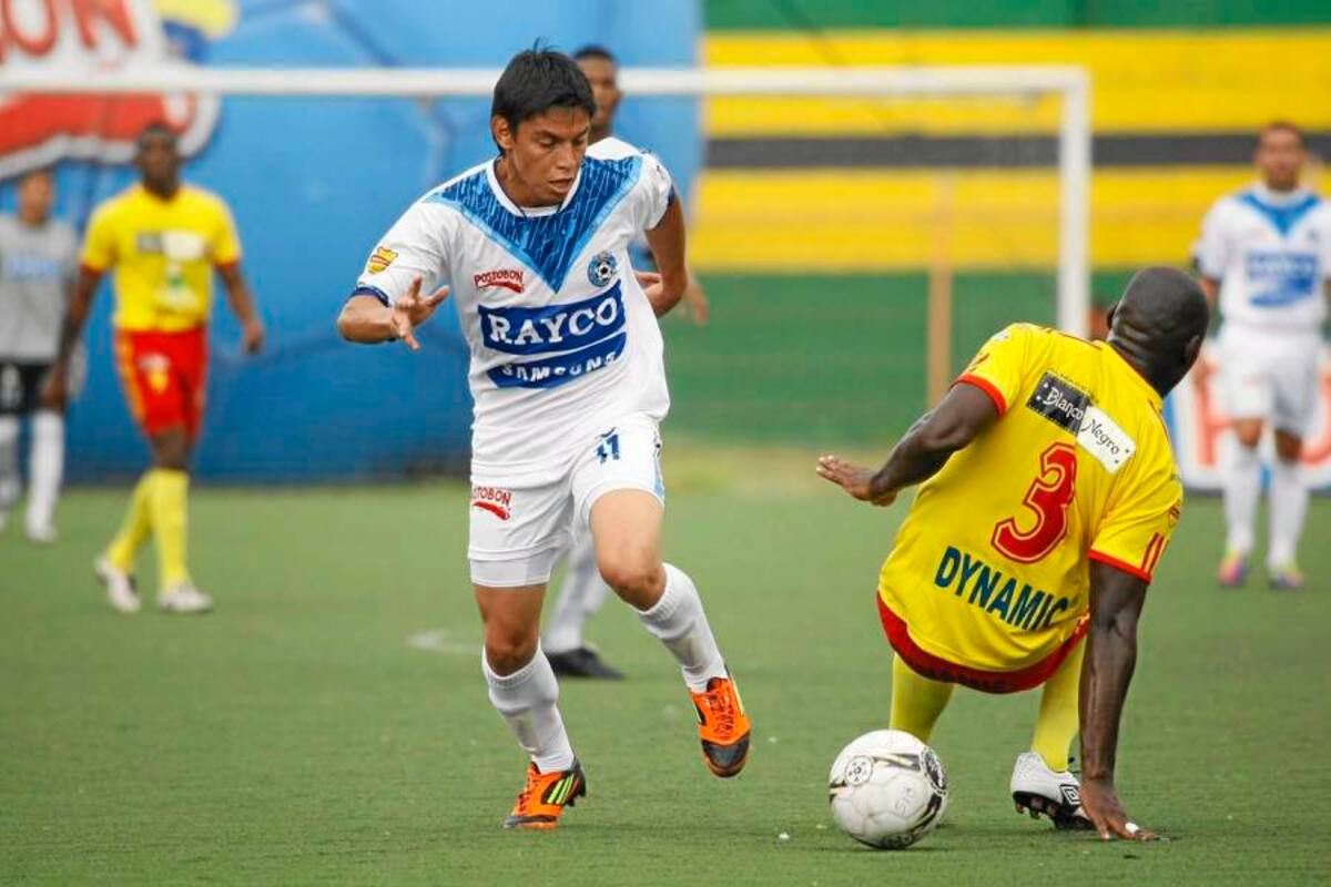 El máximo artillero en la historia de Real Santander, Sergio Romero, siguió aumentando su cuota goleadora con dos de los cuatro tantos con los que el equipo ‘realista’ derrotó 4 – 1 a Bogotá FC por la segunda fecha del Torneo Postobón. (Foto: César Flórez / VANGUARDIA LIBERAL)