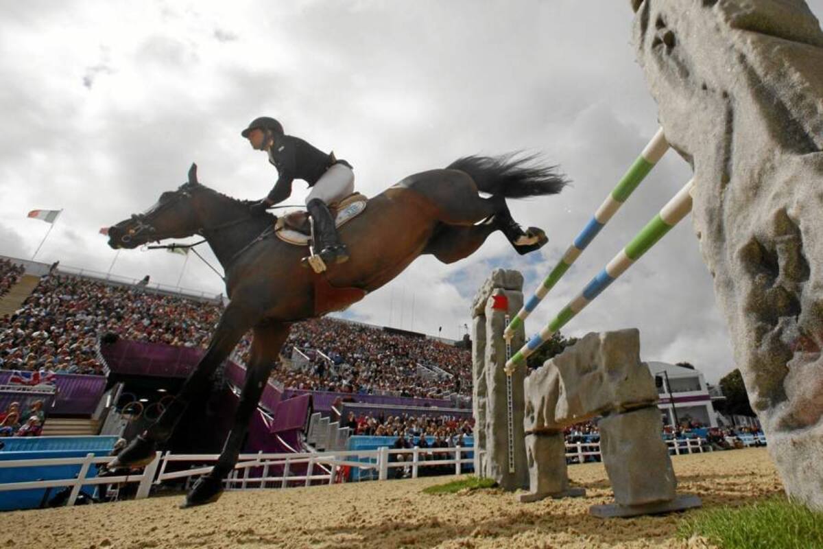 Daniel Bluman a la monta de Sacha, fue uno de los dos jinetes colombianos que se clasificó a la segunda ronda de la prueba de saltos del deporte ecuestre y hoy buscará avanzar a la tercera fase. Rodrigo Díaz con Royal Vinckenburg también se clasificó a esa fase. (Foto: EFE / VANGUARDIA LIBERAL)