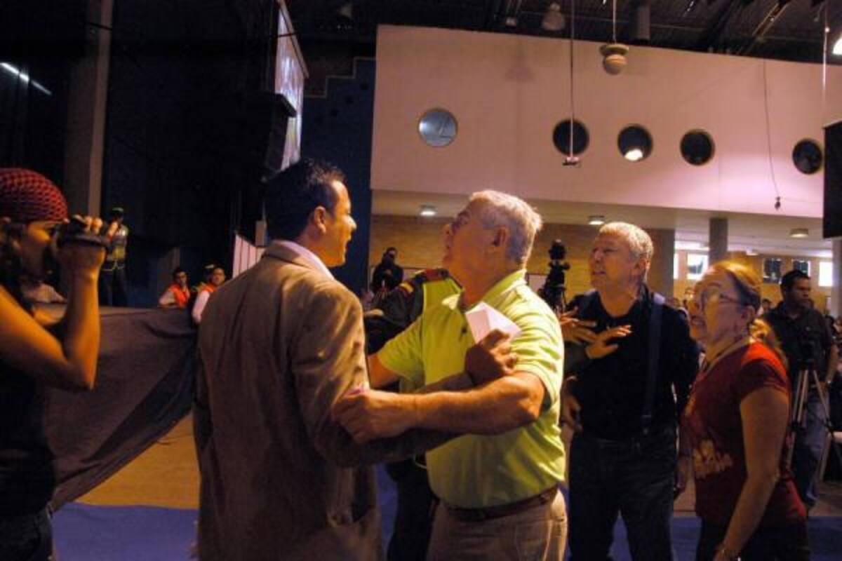 Cuando el ex concejal Víctor Arias Celis se enfrentó a los opositores del proyecto fue que se decidió suspender la audiencia.(Foto: Cecilia Pedraza Bermúdez / VANGUARDIA LIBERAL )