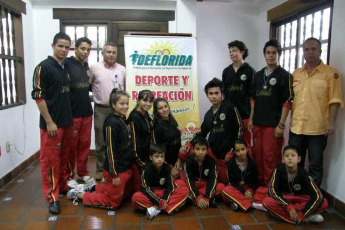 El club Cañaveral de bádminton fue el ganador de la III Parada Nacional Interclubes. (Foto: Luisa Fernanda Ruiz/VANGUARDIA LIBERAL)