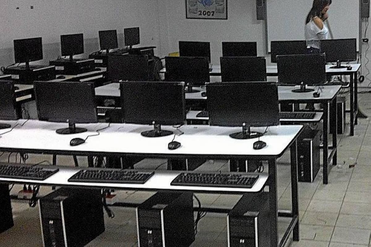 Los 180 estudiantes del colegio Versalles tendrán mayor acceso a internet gracias a la donación de 20 equipos de cómputo por parte de Cementos Argos y la instalación de redes que ejecuta la Alcaldía. (Foto: Archivo/VANGUARDIA LIBERAL )